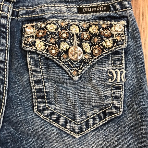 Cute Flap Pocket w/ Flowers Bling Miss Me Capris - Picture 4 of 8